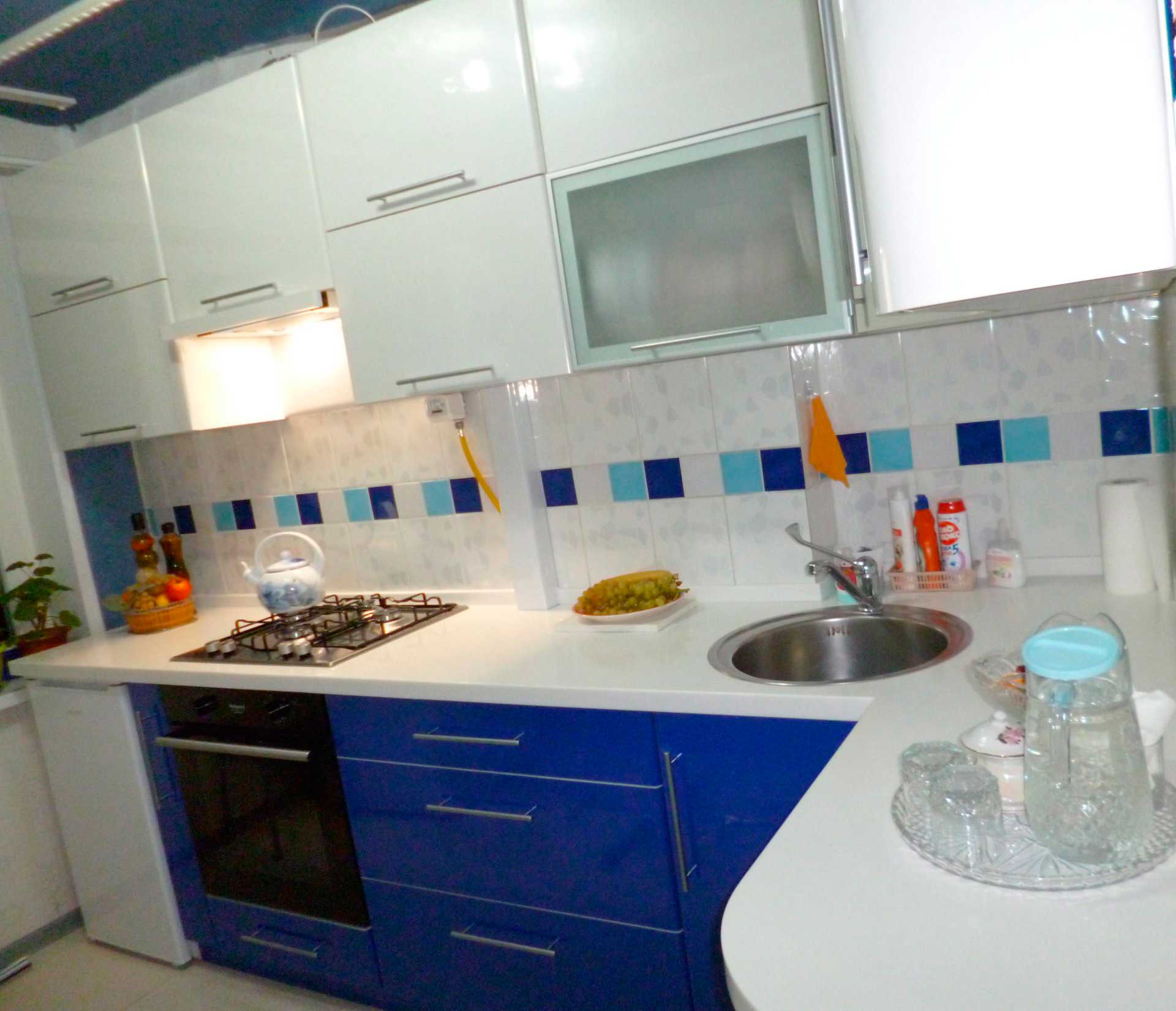 Угловая кухня белая с синим 