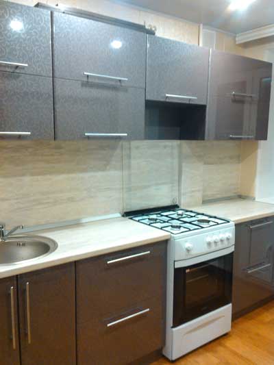 Кухонный гарнитур, прямой, с фасадами серого цвета с цветочным рисунком