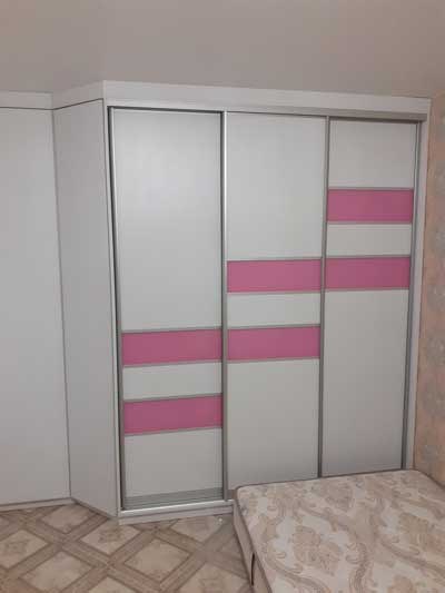 Шкаф-купе с вставками стекло Oracal розовое
