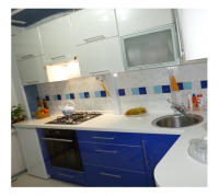 Угловой кухонный гарнитур бело-синие фасады