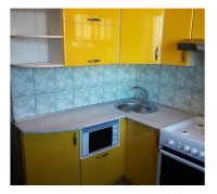 Желтая угловая кухня с пластиковыми фасадами