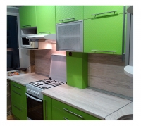 Угловая кухня с зелеными фасадами МДФ в пластике