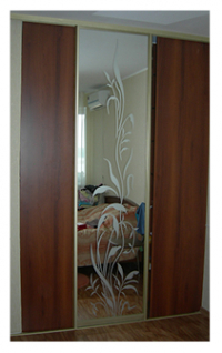 гардеробная с раздвижной дверью наполнение зеркало с пескоструйным рисунком